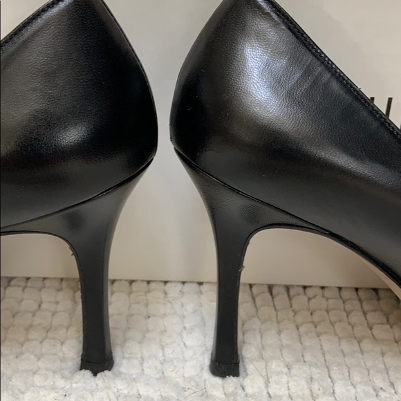 Manolo Blahnik Classic Black Pumps - Picture 7 of 10